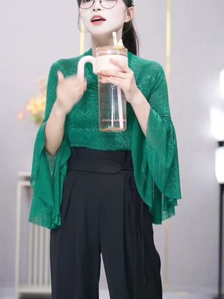 精裁版型板正优雅,丝滑清爽舞动间,简约设计显格调,舞者必备。 #摩登舞服 #国标舞服 #交谊舞服 #华尔兹舞服 #广场舞服装
