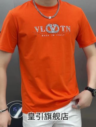 这件男士短袖t恤兼具品质与时尚感,简约的设计合适各种场合穿!#品质男装 #简约大气 #短袖t恤 #面料舒适透气