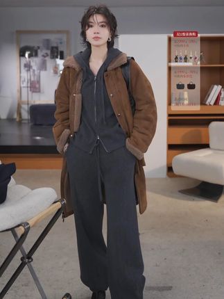 皮毛一体是将动物的皮毛和皮革直接结合在一起,形成了天然的“双层保温系统”。密实的皮毛能锁住体温,而外层的皮革则有效阻挡寒风侵入,保暖性能远超普通棉服和羽绒服。#Marius #Marius皮草 #皮毛一体 #穿出高级感 #时髦精