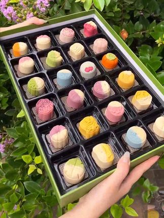 #好物种草 #礼物 #夏日饮品 哇塞#包包种草 ,这么大,我也没有想到啊,一个几十块钱的月饼礼盒竟然这么大,你说多少几十块钱啊,你看我就相中它这个复古绿的一个设计,简约又高级。关键啊这拿着送人送礼,不妥妥大几百的质感。人家啊可不止包装大气,礼盒啊打开就是一张完整的月饼手卡,里面呢有24枚精致又显贵气的桃山皮月饼,也寓意着二十四节气,有榴莲流星、牛油果流星、奶黄流星、蔓越莓流星。每。块月饼啊都是精致又美观,一家人爱吃的都包含了。像这种里里外外都好看的月饼礼盒,别怪我没提醒你们,一定要提前囤。你们中究啊有送礼需求的,一定要提前囤。完了,不是干货,就是涨价。 #视频同款在橱窗