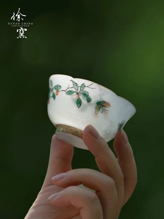 徐窑 | 慢工细绘,藏着四季的温柔 勾线、设色、晕染, 慢工细绘,在留白间流淌出东方的自然之美, 是四季的光影,也是匠人的心意。 #徐窑 #粉彩 #景德镇 #茶器 #非遗