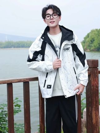 秋季青少年男生夹克外套,面料轻便且防风,设计简约运动风儿子穿上青春有活力#青少年外套#夹克外套#秋季外套男