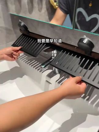 这个可以随意更换位置的 #免打孔 #吸盘置物架 真的巨好用!吸盘的设计上墙就非常牢固!承重力嘎嘎好!拆卸换位置不留胶还不伤墙面,真的巨好用,胡桃木的特别有质感,快冲 #方便又实用 #收纳整理 #实用省空间 c
