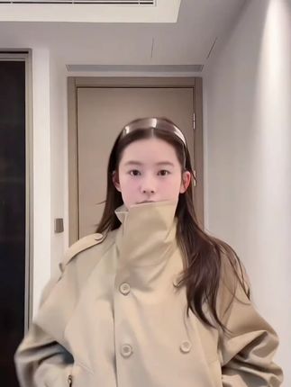 番茄妹妹Tomatosister【原版复刻】英伦设计感立领短 番茄妹妹Tomatosister【原版复刻】英伦设计感立领短款韩系风衣外套,复刻经典英伦摩登基因,利落立领凸显颈部线条,短款剪裁利落显高,融入韩系慵懒松弛的时髦调性,版型修身不挑身材,适配日常通勤、约会出街等多种场景,轻松打造复古又实穿的街头造型。#番茄妹妹 #原版复刻 #英伦风衣 #立领设计 #韩系穿搭 #短款外套