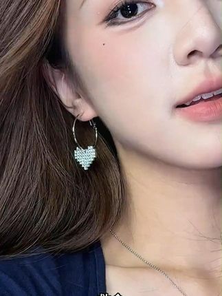 合金锆石耳饰 韩版时尚满钻桃心个性耳环甜美气质金属镶钻 超有氛围感的爱心耳环,又闪又亮又精致,快喊姐妹一起来戴 #饰品分享  #耳饰分享  #耳环搭配 #时尚饰品 #首饰分享