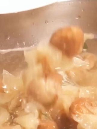 如果你最近经常加班,建议你家里冰箱备一点手工肉燕,既能当早餐,也能做宵夜#美食#美食分享#美味馄饨推荐#馄饨#肉燕