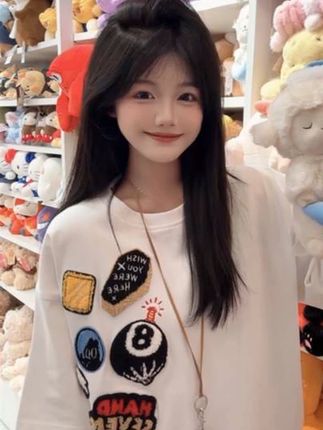 宝子们,谁懂啊!HandSeven家这款重磅潮牌短袖T恤,简直潮到爆炸!美式印花搭配精致刺绣,满满的高街范儿。宽松版型超级舒适,圆领设计经典又百搭,夏天穿它出街,你就是最靓的仔,赶紧给自己安排上!#潮牌T恤  #美式印花  #夏季穿搭  #韩版宽松  #百搭短袖