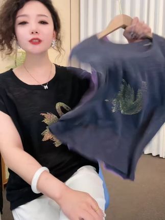 【简约大气】竹节麻钩花设计V领短袖夏季宽松显瘦清凉垂顺百搭大码#短袖t恤 #夏季新款 #面料舒适透气 #谁穿谁好看 #爆款热卖中