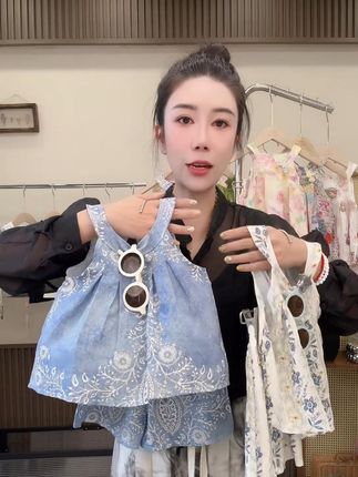 这款A类棉绸亲子套装是夏日续命神器吧!冰感面料自带凉感,贴身穿像裹着云朵一样舒服,透气不闷汗,娃疯玩一天也清清爽爽~ 挂脖设计超贴心,不勒脖子还好穿脱,高腰深裆裤跑跑跳跳无束缚,五六分裤长防蚊又防晒,宝妈再也不用追着整理衣服啦!#女童夏装 #亲子装推荐 #棉绸套装 #宝宝空调服 #夏日清凉穿搭