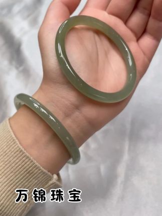 🍃哇塞 有这么多喜欢圆条的吗 你们太有品味了 镯子的尽头就是圆条 大家点进直播间看看货吧#万锦珠宝直播间 #万锦珠宝店铺 #和田玉