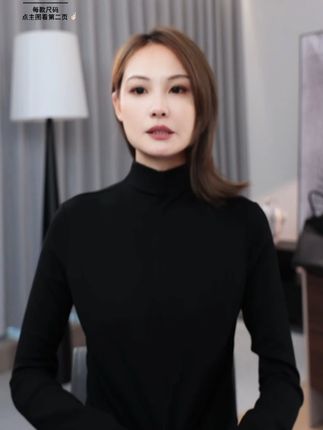 美洋MEIYANG-牙签打底衫 半高领长袖内搭T恤秋冬。没有太多繁琐的设计专注材质与版型,呈现出市面少见的超强品质感~微宽松的H型版型,合身的设计,自然包裹身形线条#T恤 #气质穿搭 #显瘦穿搭 #秋冬穿搭 #穿搭