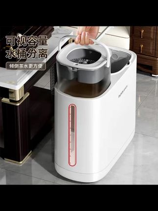 不仅可以倒茶水, 扔垃圾也很方便。 旁边还可以套一次性的滤网, 过滤完的茶渣、茶叶 直接给它扔到旁边的垃圾桶里面 就可以了。 盖子盖上, 防止异味散出。 侧面还做了一个可视的水位线, 水满了之后小把手一拎, 咱拎出来倒掉就可以了。#喝茶 #茶水桶 #好物推荐 #别划走 #来咯来咯真的来咯