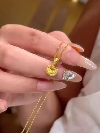 金色莲花小锁包项链,精致典雅,寓意吉祥富贵。莲花造型象征纯洁,小锁包设计守护平安,是时尚与传统的完美融合。#项链 #吊坠挂件 #流行饰品 #时尚首饰 #首饰分享