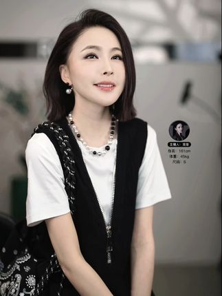 V领拉长颈部线条,半开襟拉链增添时尚细节,轻松打造修长身形#品质女装 #夏季新款 #溶溶RONGRONG