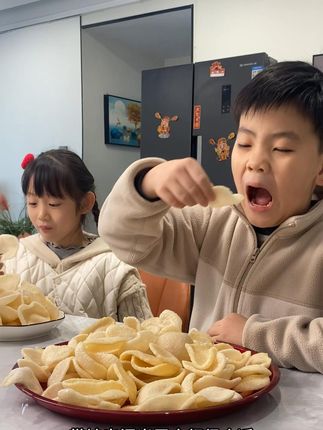 别再为好吃的发愁了!试试这款宝藏虾片吧。 #宝藏零食 #巧巧虾片 #好吃到爆 #零食 #宝宝零食