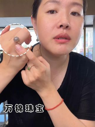 🍃当你穿上这种真丝的小衣服 配上这种烟紫戒指 真的太仙太绝了 快把他拍回去给你的穿搭加分吧#万锦珠宝直播间 #万锦珠宝店铺 #和田玉