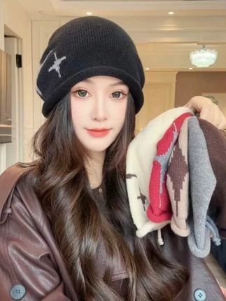 #帽子控看过来 #帽子 #乖巧 #名媛风 #超美 @DOU+好生意 这个就是今年特别火的卷边堆堆帽,它比一般的堆堆帽要更加洋气一些,而且戴起来也更简单,直接往头上一扣就可以了,你看这戴上去的效果是不是很好看?它不仅可以起到很好的保暖作用,还非常时尚,不管你是出门逛街还是上班通勤,都可以选择这款帽子。@DOU+小助手