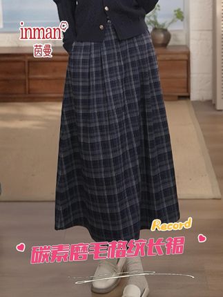 双11提前抢!茵曼复古格纹A字裙 遮肉保暖穿三季 冬天想穿裙又怕臃肿?这条直接拿捏!茵曼25冬复古格子半身裙,天然植物纤维底料+加厚磨毛,上身软糯舒服,冷风根本钻不进,还不起球不静电。  走路带风超飘逸,关键2.6米大裙摆太懂女生!胯宽、肚腩、妈妈臀全遮住,各种身材不完美都能包容,格纹线条工整对齐,优雅又显质感。  春秋冬三季都能穿,搭毛衣、卫衣、大衣都好看,不用费心想搭配。双11提前购价超香,手慢肯定断码,想美美的过四季赶紧冲!#许妍用穿搭演绎角色灵魂 #许妍味的初秋职场穿搭 #许妍的衣橱每套都过分美丽 #解锁微胖梨形的本命穿搭 #轻松摆脱路人感的韩系穿搭 @DOU+上热门 @DOU+小助手