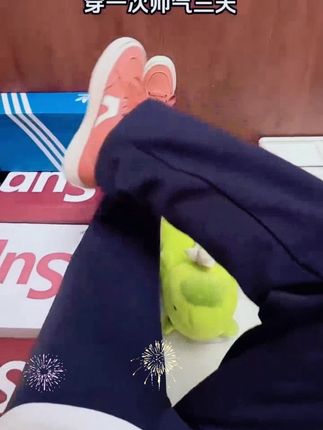 男生们集合!这款 Entong 秋季深蓝色休闲直筒运动裤,真是谁穿谁帅!垂感十足,宽松版型超舒适,运动、日常都百搭。质感超棒,爆款可不是吹的,赶紧给自己安排上!#男生卫裤 #秋季穿搭 #休闲运动裤 #垂感裤子 #爆款裤子