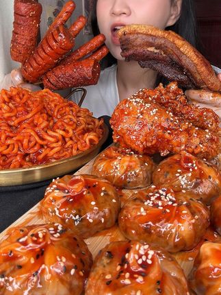 沉浸式吃滋滋冒油脆皮五花肉、六号肠淀粉肠、黏糊火鸡面、炸鸡腿 香迷糊了~#脆皮五花肉 #六号肠 #淀粉肠 #黏糊火鸡面 #炸鸡