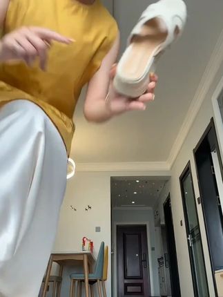 羊皮版厚底一字凉拖鞋女2025新款草编松糕鞋坡跟高跟凉鞋夏外穿 这双5cm的坡跟鞋,真的是小个子的福音 #坡跟凉鞋 #增高鞋垫 #拖鞋 高跟凉鞋 #露思同款