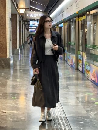 自己的伞,胜过任何人的屋檐。#大码女装 #ootd穿搭 #秋季爆款 #两件套 #存姿大码女装