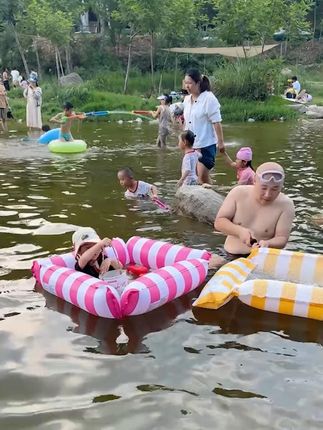 哇塞!这个#玩水神器我咋没早发现、孩子们玩的可嗨了~ #儿童游泳 #亲子游玩好去处 #防溺水
