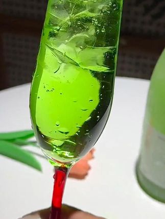 下次结婚一定要喝的青提冰茉莉起泡酒!酸酸甜甜的巨清爽~ 第一口下去满是惊喜!刚冰镇过的酒液滑过舌尖,先是青提果肉的微酸炸开,像咬了口清晨带露的果子,紧接着茉莉的淡雅香气慢慢漫上来,中和了甜度,只留一丝清爽在喉咙里打转。气泡不冲不涩,细细密密地在口腔里跳舞,连呼吸都变得带着花香气息~ #果酒 #微醺时刻 #仙女都在喝什么 #故事与酒 #天长地久
