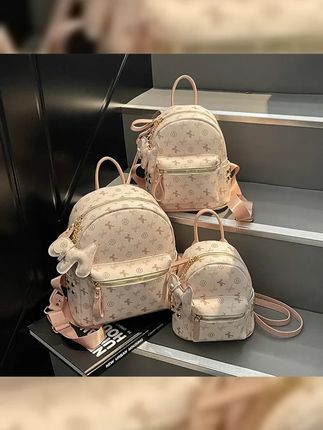 艾米兔女包,新款上市!百搭时尚,简约设计,大容量通勤休闲双肩背包,学生族必备! #时尚简约 #夏季新款 #新款百搭 #大容量学生包 #热门