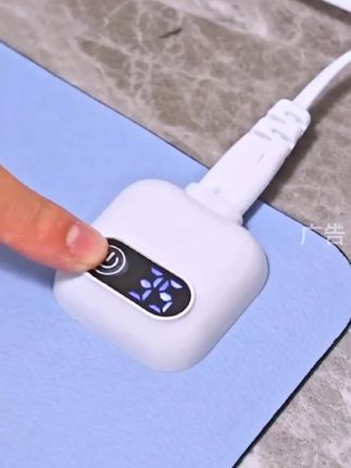 天冷了,孩子写作业手总是冰凉的,给她安排一个#加热桌垫  暖暖的,很舒服,办公的家人们也可以准备一个,主要是午休时趴在上面也特别舒服#加热鼠标垫  #加热桌垫  #定时加热垫   #加热鼠标垫