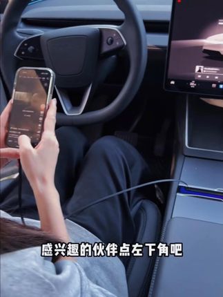 特斯拉焕新版model3/Y中控拓展坞彩虹带伸缩线车载手机快充充电器#特斯拉焕新版 #快充充电器 #中控拓展坞