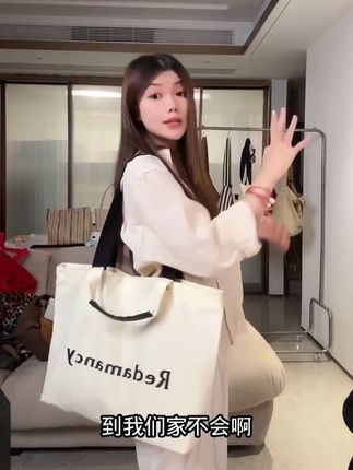 你提过的老唱片,我在音像店找了好久,听时总想起你说话的调子 #包包种草 #帆布包 #托特包 #大容量包包 #菜芽子包包