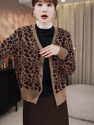“豹纹玫瑰“豹喜欢~吸睛耐看提花温柔羊毛针织开衫上身超洋气! #豹纹控 #针织开衫 #品质女装 #面料柔软舒适 #说好的随便穿穿去看秀