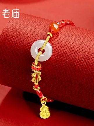 【老庙专卖店】 老庙足金葫芦金镶玉手链和田玉平安扣本命年红绳 宝子们快看老庙这款葫芦和田玉平安扣手串✨!红绳编得细腻又喜庆,中间和田玉平安扣润乎乎的,像把月光凝在上面~还有足金小葫芦吊坠(刻着福字呢),搭配红玛瑙珠子,金红配色超亮眼🥰!平安扣护平安,葫芦带福禄,戴上既讨喜又能盼个 “平安喜乐、福禄双全”,新岁戴它,福气直接缠手腕~ #足金999 #首饰分享 #和田玉平安扣手链 #饰品分享 #老庙黄金