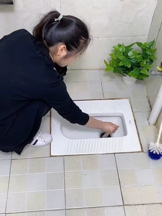 蹲坑上装个盖板,洗澡再也不怕踩空了 #PHITO