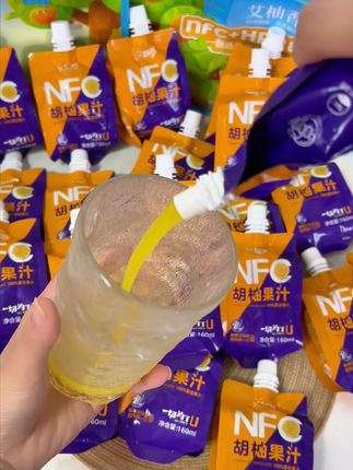 戒糖后第一次喝到惊艳的果汁!胡柚原汁靠果子本身的甜征服我 控糖党大胆冲~没有一粒额外糖:甜来自胡柚天然果糖,升糖指数比苹果还低,喝完血糖稳如老狗 带点微苦回甘:像在喝高级果茶,越喝越清爽,根本不想碰奶茶了。偷偷养肠胃:天然果胶帮控糖还护肠道,喝着喝着便秘都好了#控糖饮品  #无添加  #健康生活来自品质