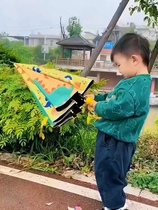 家里有孩子一定要备上一把这种儿童的半自动雨伞,还是晴雨两用的  #儿童雨伞  #晴雨两用伞  #小个子穿搭 #显瘦穿搭时尚
