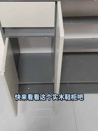 快来看看这个实木鞋柜吧!它有着宽大的台面可以放置物品, 还有着大容量的储物抽屉,可以把你的鞋子都装进去,再也不用担心没地方放了。而且它的层板是可以自由调节的,能满足不同高度鞋子的收纳需求。价格便宜,质量好。喜欢的朋友们赶快点击下方链接把它带回家吧!工厂直销,生产厂家批发。#实木鞋柜 #实木鞋柜多层防尘 #实木鞋柜家用 #实木鞋柜收纳 #实木鞋柜推荐