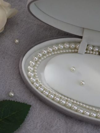 八字扣珠珠项链,精致八字扣设计,搭配珠珠,优雅灵动。简约百搭,点亮颈间风情,日常通勤或约会皆宜。#项链 #小众设计感 #美出高级感 #时尚饰品 #首饰分享