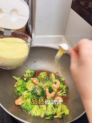 终于找到这种一次能装下一整袋盐的调料盒了,虽然容量大但很精致,关键是磁吸的勺子,无论装多少都不影响开关盖子,密封性也特别好,真的巨实用 #调料盒 #厨房好物 #磁吸调料盒 #密封调料盒 #实用好物