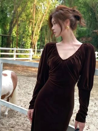 秋季新款法式气质纯欲风深V领长袖丝绒连衣裙女收腰显瘦长裙ins风 #显瘦穿搭 #穿出高级感 #连衣裙 #显瘦 #女人味十足