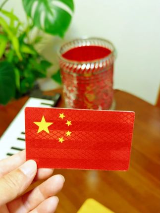 五星红旗反光车贴反光车贴国旗爱国粘贴立体防晒耐高温红旗贴纸 无论是汽车, 电动车,自行车, 摩托车,包括咱们的头盔啊, 你都可以去贴上它,它晚上是会反光的,夜间行车更加安全 #反光国旗车贴 #反光车贴 #汽车反光贴 #反光贴 #五星红旗迎风飘扬