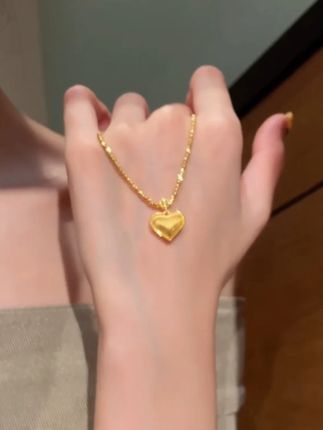 闪耀金色光芒的拉丝爱心项链,精致工艺打造,优雅与时尚并存。独特拉丝纹理,尽显高级质感,浪漫点缀颈间,尽显温柔气质!#首饰分享 #项链 #小众设计感 #美出高级感 #礼物推荐