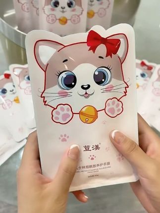 姐妹们快来敷这个猫爪手膜吧!满满的精华,敷完手水嫩嫩的,还有一股淡淡的香味,手是女人的第二张脸,也要护理起来哦#手膜 #护肤分享 #手是女人的第二张脸 #好物推荐🔥