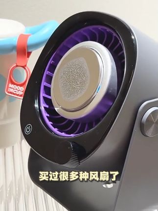 空调扇神器家用电风扇2025新款冷风机桌面静音桌上充电便携式 买过很多种风扇了,只有这个空调扇是真的好用。别看它小小一个,风力特别强劲不说,还是低分贝运行,晚上睡觉也不会被吵醒。更重要的是它能快速降低室内温度,让我们享受更加凉爽舒适的环境。这么一台小巧强力的空调扇,你还在犹豫什么?#空调扇 #家用 #电风扇 #生产厂家批发 #工厂直销