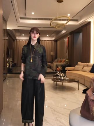 独具东方韵味的上衣,精致的龙和花卉刺绣,每一针都展现出工艺的精湛,爱了!