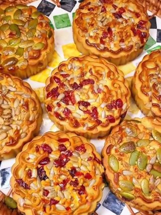 超爱吃的#坚果五仁月饼 !软糯香甜,一口下去满满的料,还是小时候的味道!#还没到中秋就馋月饼了