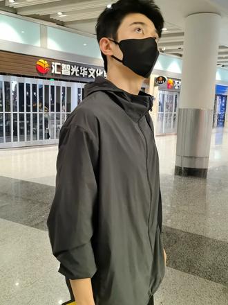 童七七回京,哥真的帅的我没招了,一切顺利呀哥 #赵小童 #十个勤天 #种地吧赵小童