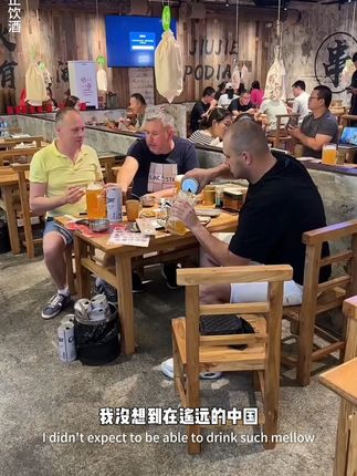 来试试这款精粮啤酒!配料表只有水、麦芽、啤酒花、酵母,纯粹到 来试试这款精粮啤酒!配料表只有水、麦芽、啤酒花、酵母,纯粹到极致!零添加杂七杂八的,口感清爽麦香浓,好喝没负担~减脂期也能偶尔放肆!#精酿啤酒