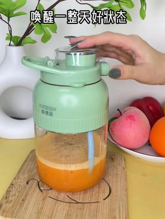 苹果+胡萝卜简直就是神仙搭配,早上来一杯,一整天活力满满~#便携式榨汁杯 #自制饮品 #榨汁机 #鲜榨果汁 #饮品